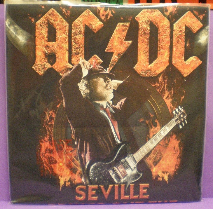 Camiseta Firmada por Angus Young