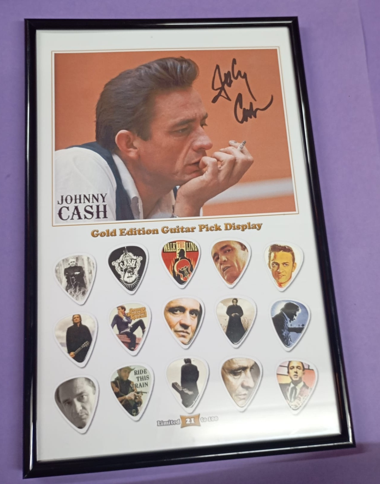 Johnny Cash - Cuadro con foto y 15 púas - Edición limitada